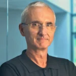Portret Tomasza Widomskiego, założyciela Elproma oraz eksperta od serwerów czasu.